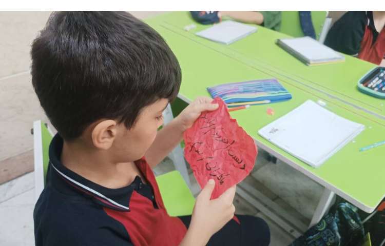 زنگ فارسی املای خلاق با کاغذ های مچاله شده رنگی. 8
