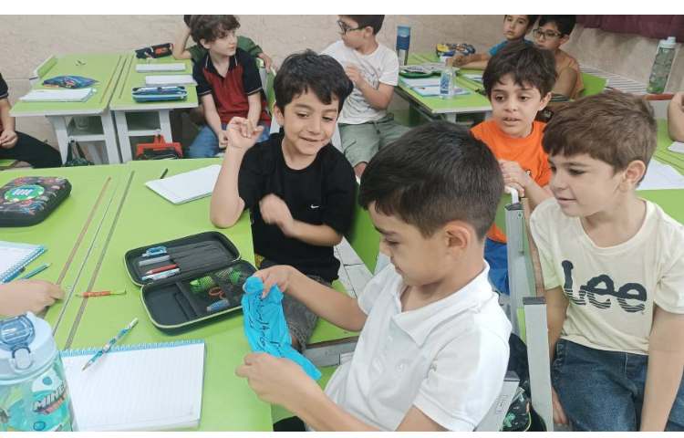 زنگ فارسی املای خلاق با کاغذ های مچاله شده رنگی. 9
