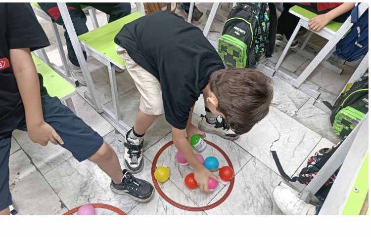 زنگ فارسی بازی توپ های رنگی با هدف مرور نشانه های چند شکلی و تثبیت و تعمیق یادگیری. 1