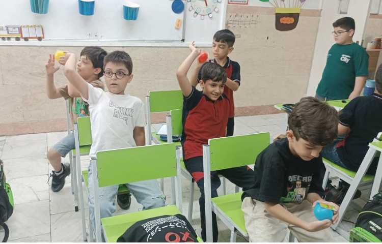 زنگ فارسی بازی توپ های رنگی با هدف مرور نشانه های چند شکلی و تثبیت و تعمیق یادگیری. 3