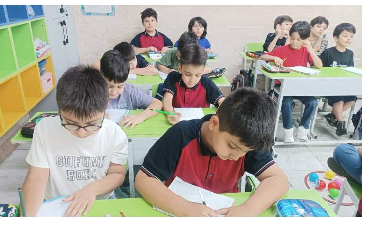 زنگ فارسی بازی توپ های رنگی با هدف مرور نشانه های چند شکلی و تثبیت و تعمیق یادگیری. 4