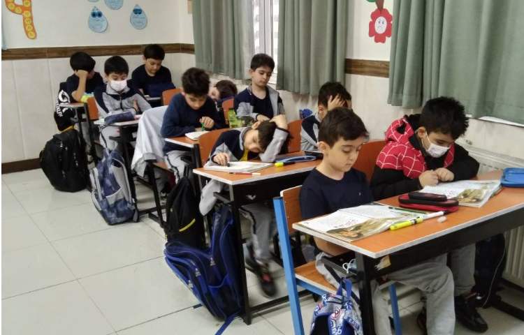 زنگ فارسی: تدریس درس فداکاران و روخوانی آن توسط دانش‌آموزان 1