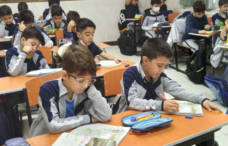 زنگ فارسی: تدریس درس فداکاران و روخوانی آن توسط دانش‌آموزان 2