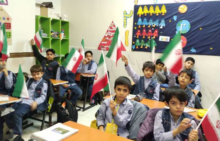 زنگ فارسی: تدریس درس فداکاران و گفتگو در مورد فداکاران و شهیدان وطن