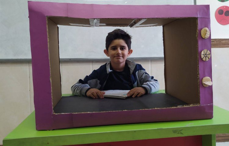 زنگ فارسی / روخوانی از درس به صورت گزارش تلویزیون