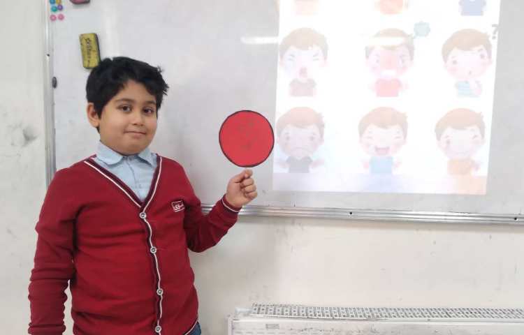 زنگ فارسی- نمایش حالت‌های چهره (شادی، عصبانیت، غم و ....) 3