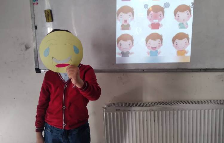 زنگ فارسی- نمایش حالت‌های چهره (شادی، عصبانیت، غم و ....) 4