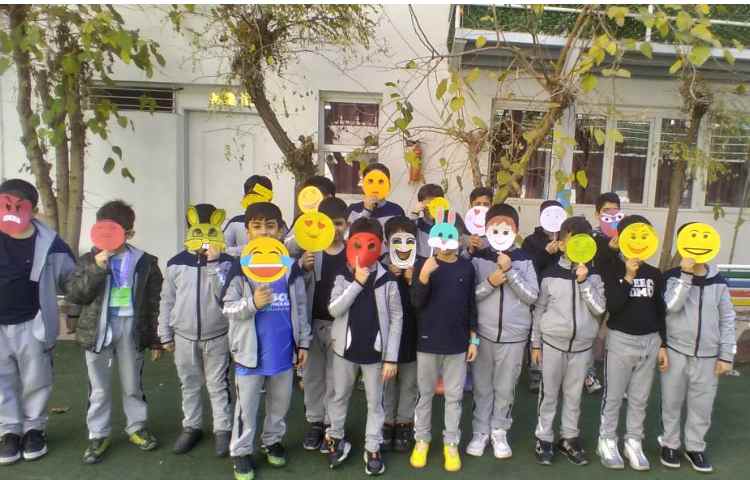 زنگ فارسی: نمایش ماسک‌های چهره (خوشحال،غمگین، ناراحت، عصبی و ...) 1