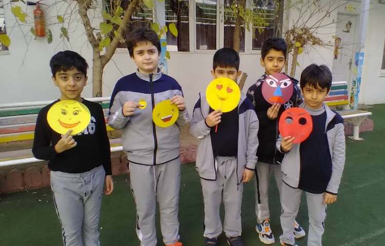 زنگ فارسی: نمایش ماسک‌های چهره (خوشحال،غمگین، ناراحت، عصبی و ...) 4