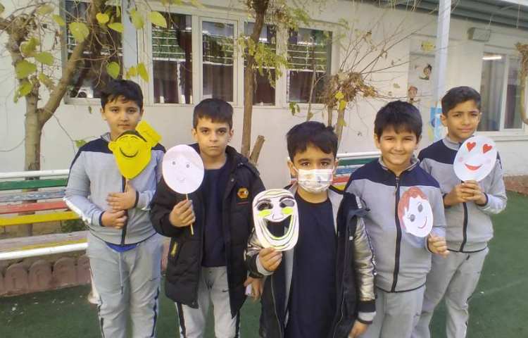 زنگ فارسی: نمایش ماسک‌های چهره (خوشحال،غمگین، ناراحت، عصبی و ...)