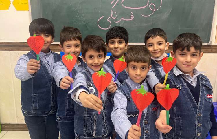 زنگ فارسی : کاردستی توت فرنگی 2 بعدی جهت نشانه (ت)