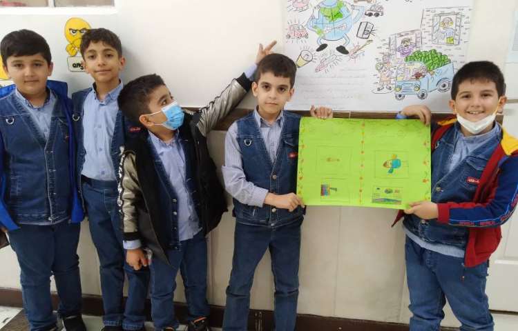 زنگ فارسی: کار گروهی تهیه‌ی روزنامه‌دیواری 1