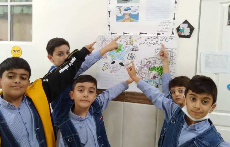 زنگ فارسی: کار گروهی تهیه‌ی روزنامه‌دیواری 2