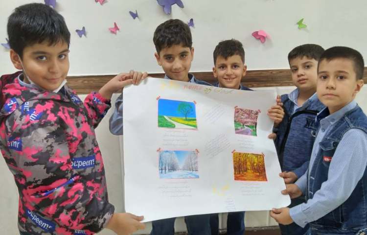 زنگ فارسی: کار گروهی تهیه‌ی روزنامه‌دیواری