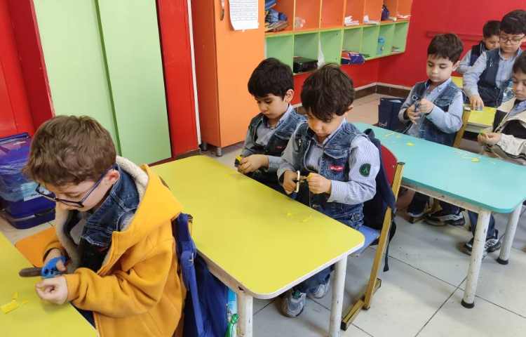 زنگ ماهرشو : دست ورزی جهت افزایش مهارت کار با قیچی و چسب 1