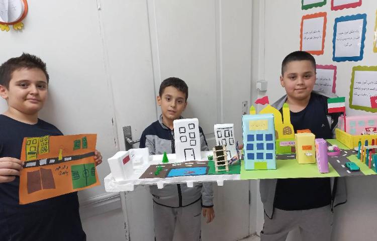 زنگ مطالعات و تحویل ماکت های محله توسط دانش آموزان پایه چهارم 2