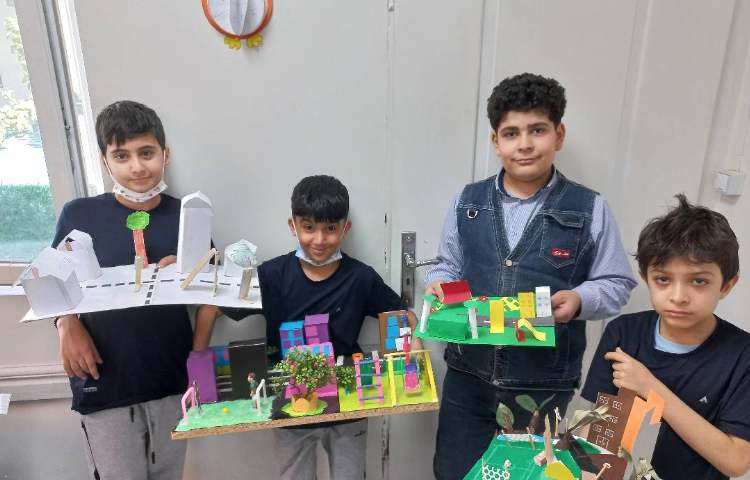 زنگ مطالعات و تحویل ماکت های محله توسط دانش آموزان پایه چهارم 3