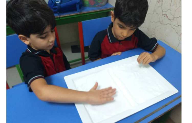 زنگ نوشتاری کشیدن خطوط مختلف آموزش داده شده روی نمک کلاس پیش 1 1