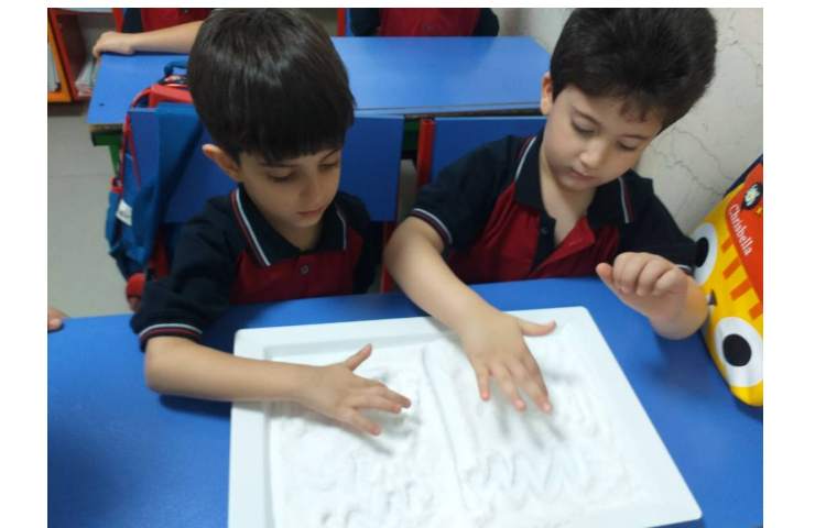 زنگ نوشتاری کشیدن خطوط مختلف آموزش داده شده روی نمک کلاس پیش 1 3