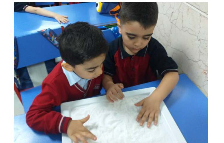 زنگ نوشتاری کشیدن خطوط مختلف آموزش داده شده روی نمک کلاس پیش 1 4