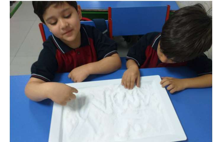 زنگ نوشتاری کشیدن خطوط مختلف آموزش داده شده روی نمک کلاس پیش 1 5