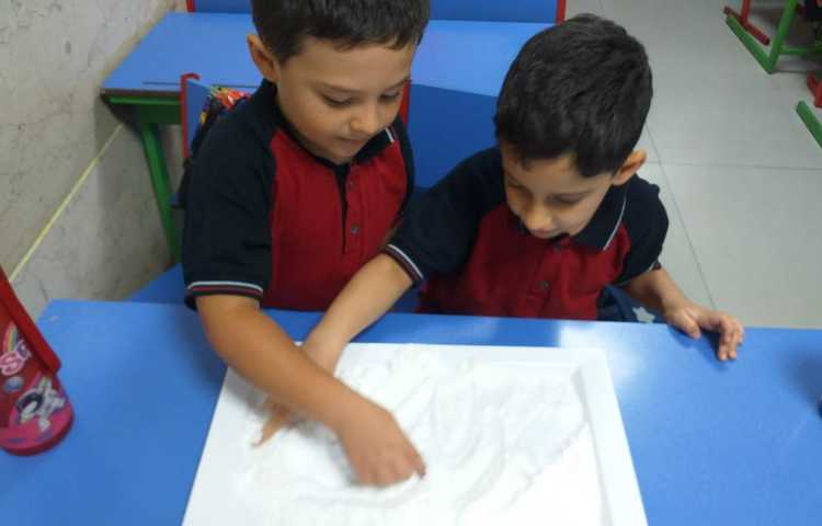 زنگ نوشتاری کشیدن خطوط مختلف آموزش داده شده روی نمک کلاس پیش 1 6