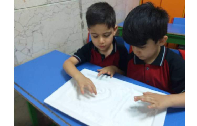 زنگ نوشتاری کشیدن خطوط مختلف آموزش داده شده روی نمک کلاس پیش 1 7