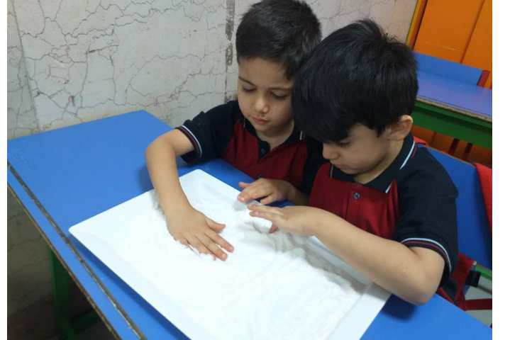 زنگ نوشتاری کشیدن خطوط مختلف آموزش داده شده روی نمک کلاس پیش 1 8