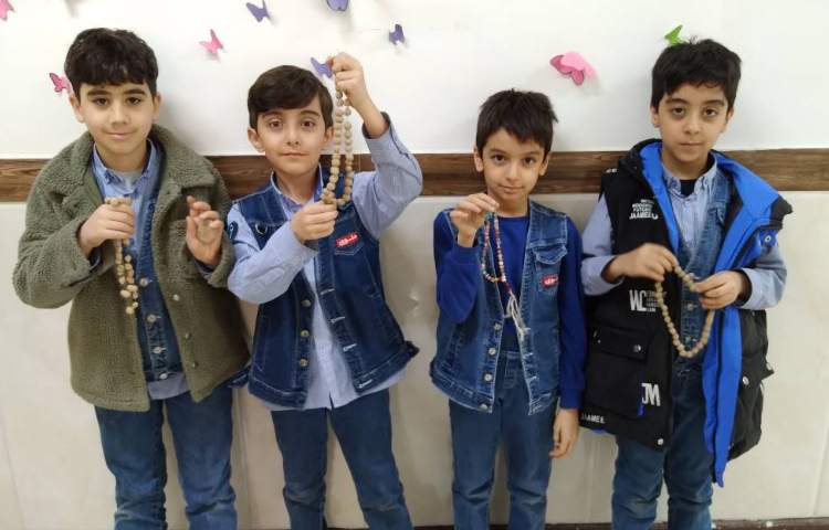 زنگ هدیه‌ها: ساخت تسبیح توسط دانش‌آموزان فعال 1