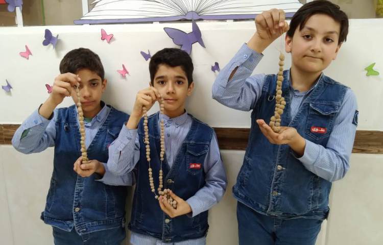 زنگ هدیه‌ها: ساخت تسبیح توسط دانش‌آموزان فعال 3