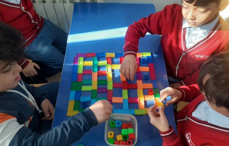 زنگ هیجان انگیز دومینو و تلفیق با مفاهیم ریاضی(تثبیت مفهوم ردیف و ستون)