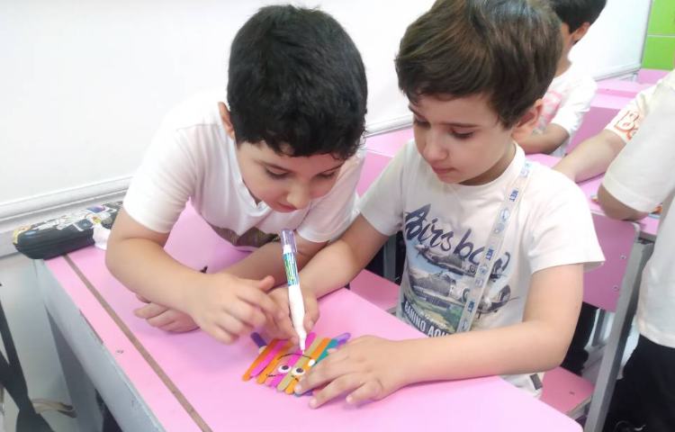 زنگ چوب جادویی :ساخت وروجک با هدف گسترش خلاقیت و هماهنگی بین چشم و دست و آموزش تمرکز و صبر