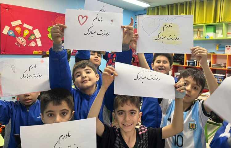 زیبانویسی روزمادروخلاقیت بچه ها 1