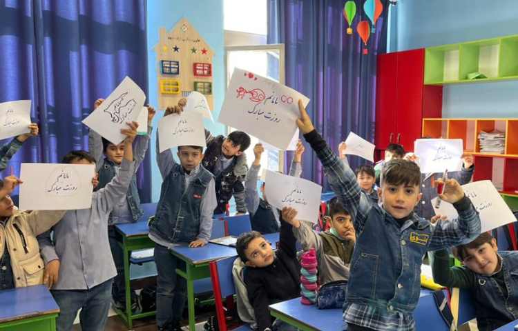 زیبانویسی روزمادروخلاقیت بچه ها 2