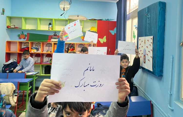 زیبانویسی روزمادروخلاقیت بچه ها