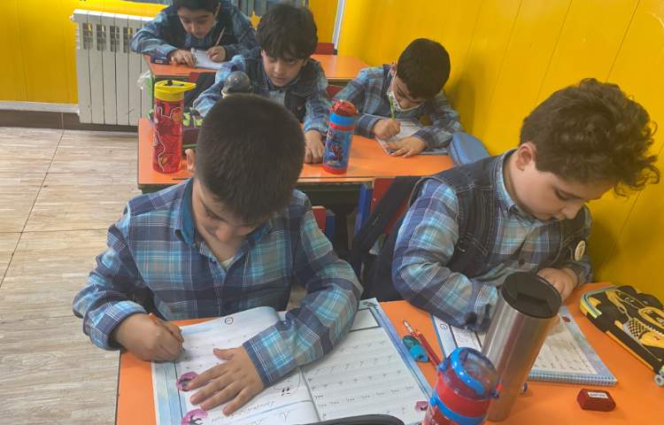 :زیبا نویسی د چسبیده، کلاس فضانوردان