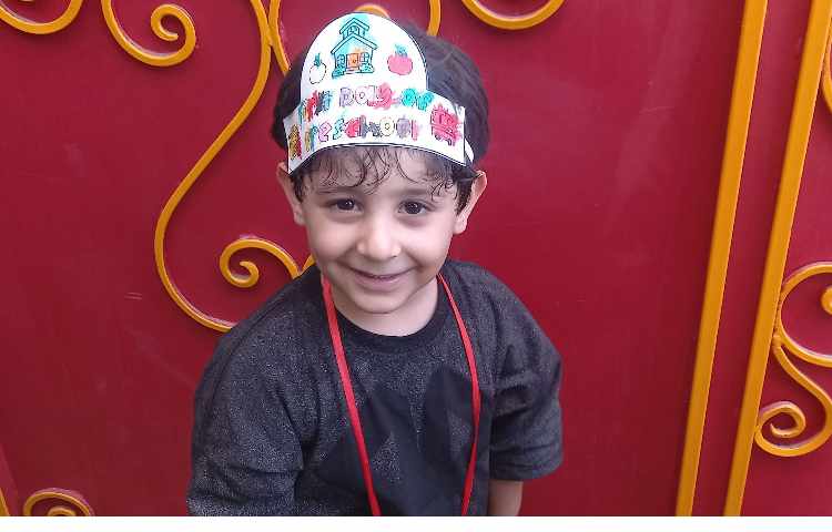 ساختن تاج first day of preschool در کلاس های پیش دبستان 2