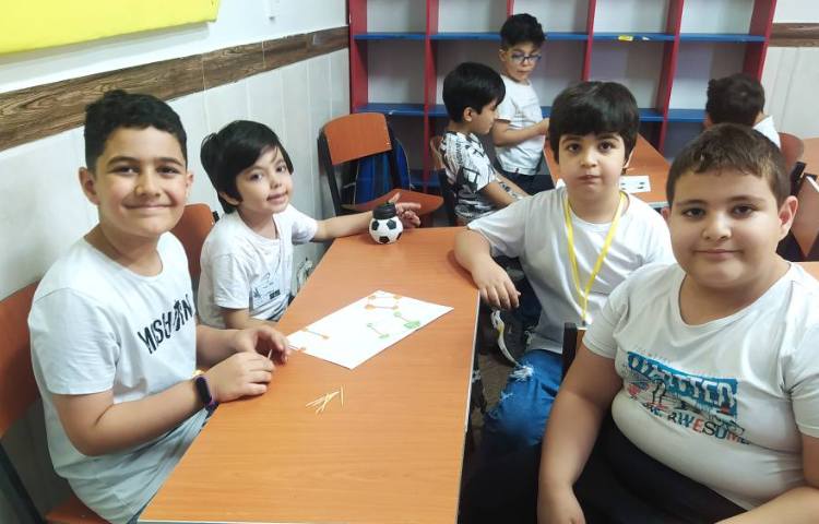 ساخت اشکال هندسی با خلال دندان و خمیربازی با هدف دست ورزی و شناخت ضلع و اشکال هندسی و یادآوری الگویا