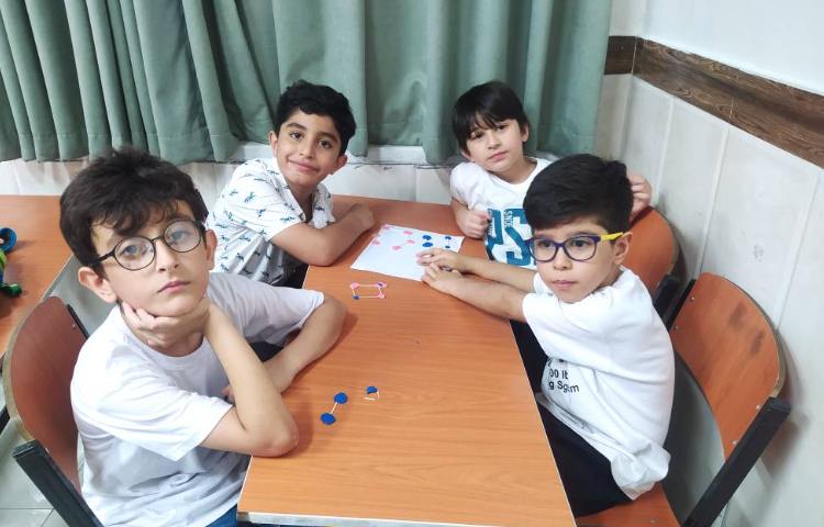 ساخت اشکال هندسی با خلال دندان و خمیربازی با هدف دست ورزی و شناخت ضلع و اشکال هندسی و یادآوری الگویا 2