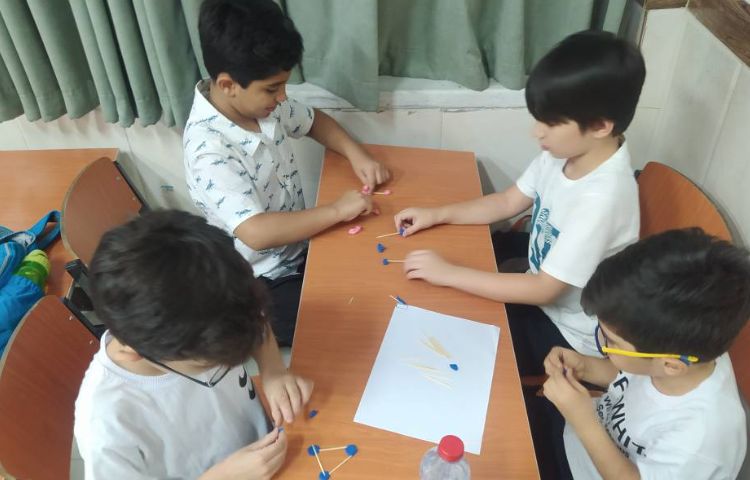 ساخت اشکال هندسی با خلال دندان و خمیربازی با هدف دست ورزی و شناخت ضلع و اشکال هندسی و یادآوری الگویا 3