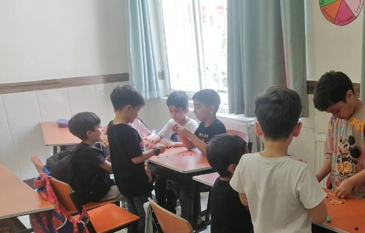 ساخت اشکال هندسی با خلال دندان و خمیربازی با هدف دست ورزی و شناخت ضلع و اشکال هندسی و یادآوری الگوی 2