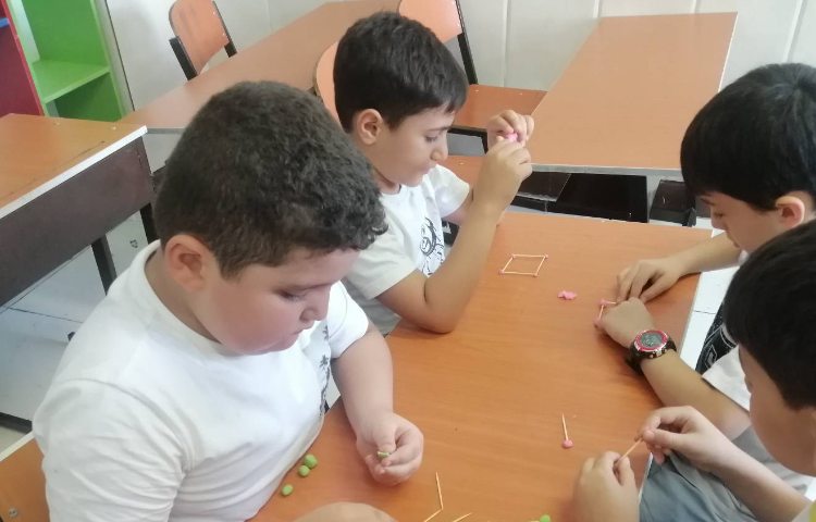 ساخت اشکال هندسی با خلال دندان و خمیربازی با هدف دست ورزی و شناخت ضلع و اشکال هندسی و یادآوری الگوی 3