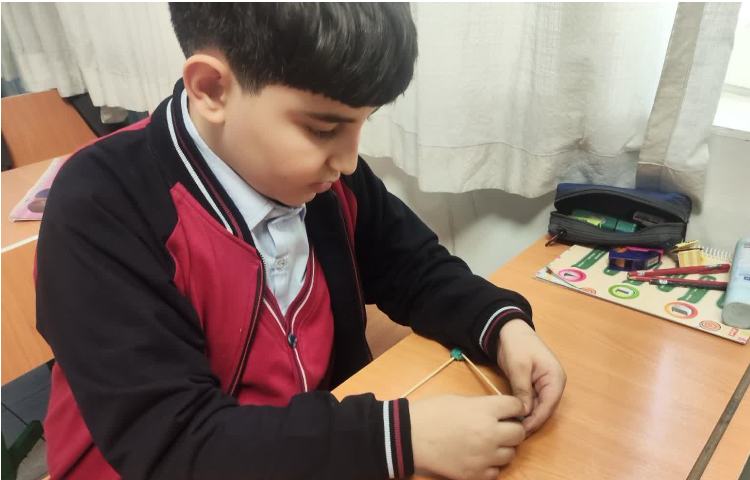 ساخت اشکال هندسی به وسیله‌ی خمیر و چوب در زنگ Math 1