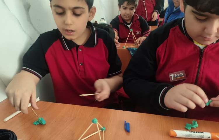 ساخت اشکال هندسی به وسیله‌ی خمیر و چوب در زنگ Math 1