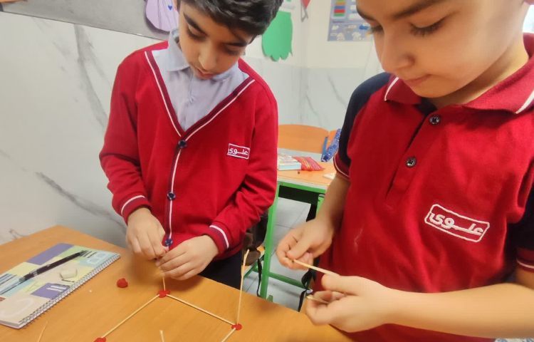 ساخت اشکال هندسی به وسیله‌ی خمیر و چوب در زنگ Math 2