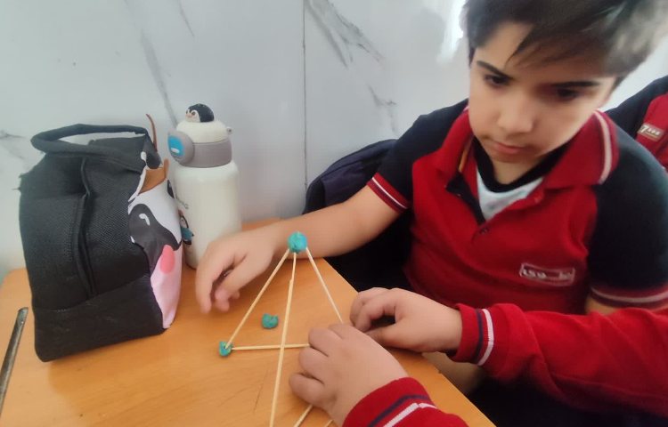 ساخت اشکال هندسی به وسیله‌ی خمیر و چوب در زنگ Math 2