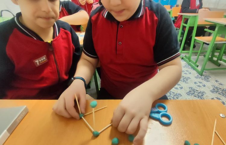 ساخت اشکال هندسی به وسیله‌ی خمیر و چوب در زنگ Math 3