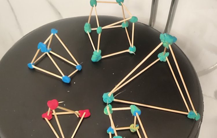 ساخت اشکال هندسی به وسیله‌ی خمیر و چوب در زنگ Math 3