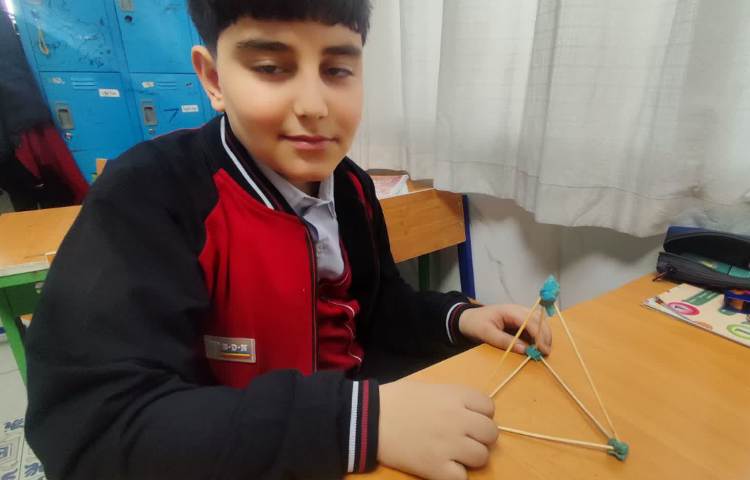 ساخت اشکال هندسی به وسیله‌ی خمیر و چوب در زنگ Math 4