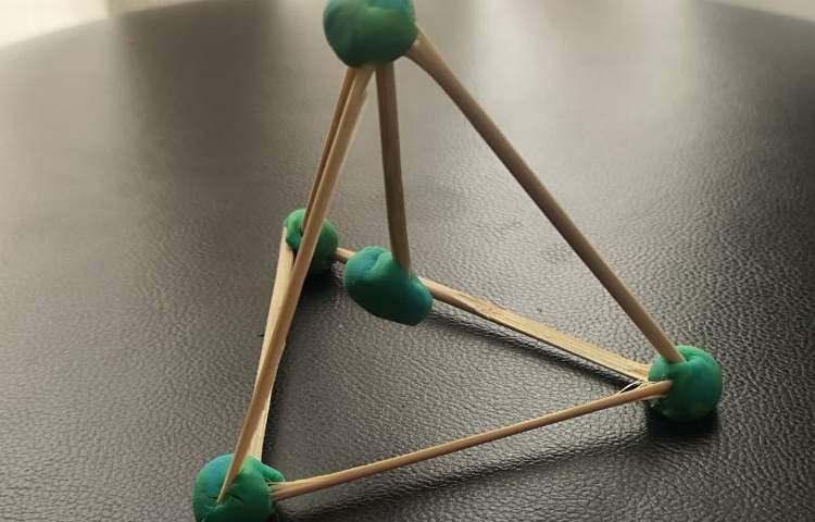 ساخت اشکال هندسی به وسیله‌ی خمیر و چوب در زنگ Math 4